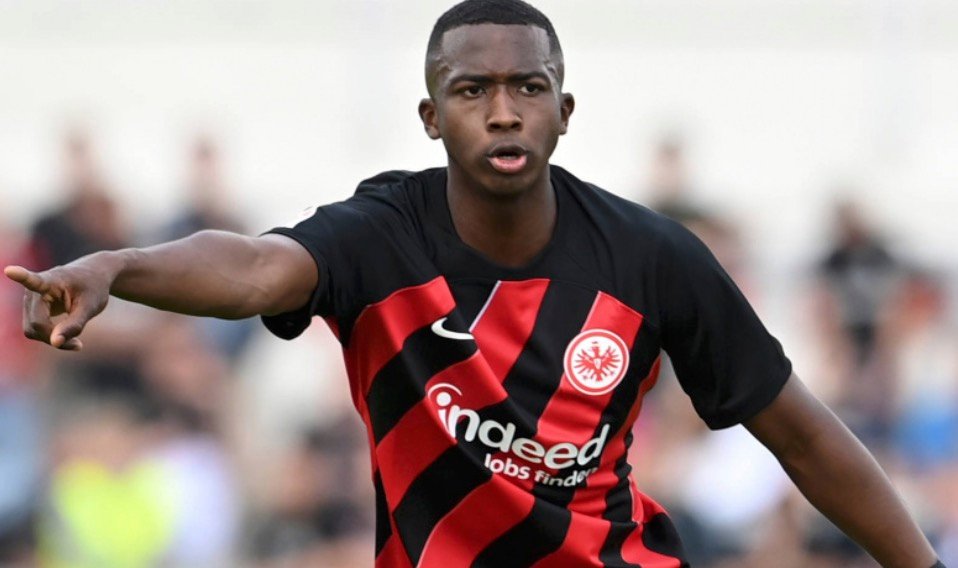 Arsenal and Liverpool keen on Ecuadorian centre-back